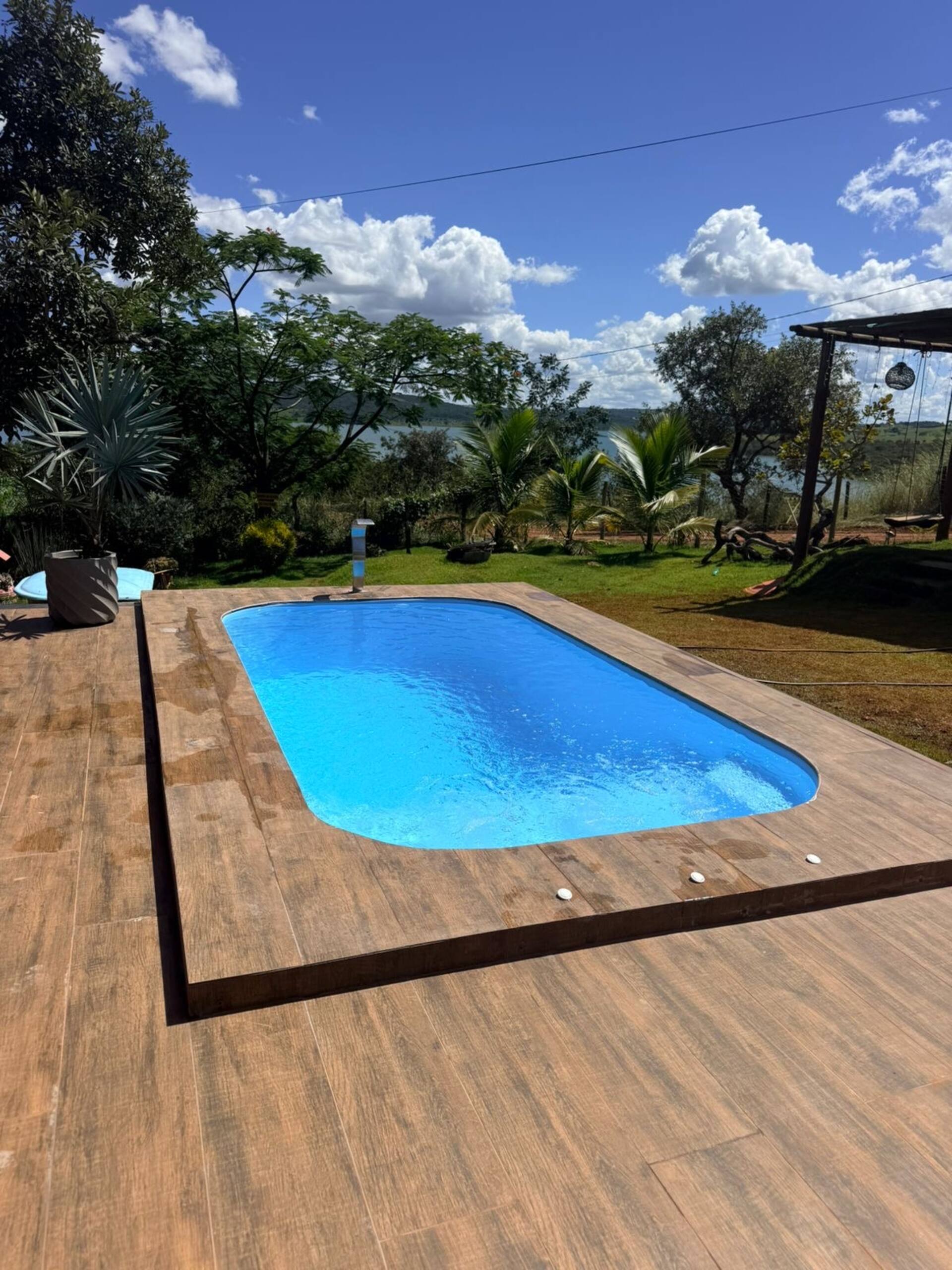 Piscina aquecida do Chalé Pôr do Sol com deck de madeira